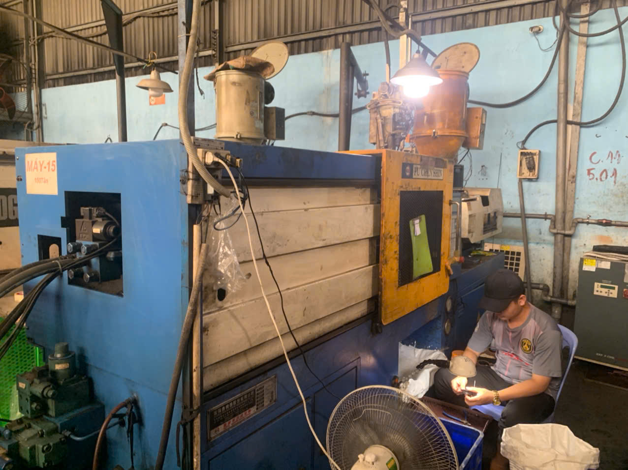 Injection molding machine 10.jpg